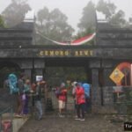 Ritual 1 Suro di Gunung Lawu: Ratusan Pendaki Lansia Naik Tanpa Alas Kaki, Bawa Dupa dan Bunga