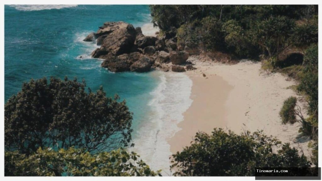 Pantai Unik di Malang: Batu Karang Instagramable, 2 Jam dari Kota!