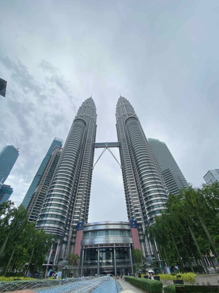 Menara Kembar Petronas: Arsitektur Ikonik Malaysia yang Memukau