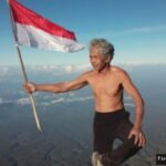 Kisah Kakek 71 Tahun Masih Aktif Mendaki Gunung Tertinggi di Bali