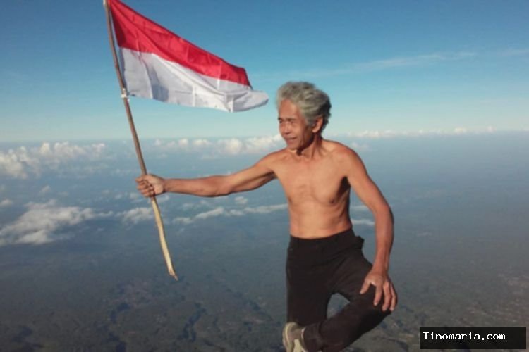 Kisah Kakek 71 Tahun Masih Aktif Mendaki Gunung Tertinggi di Bali