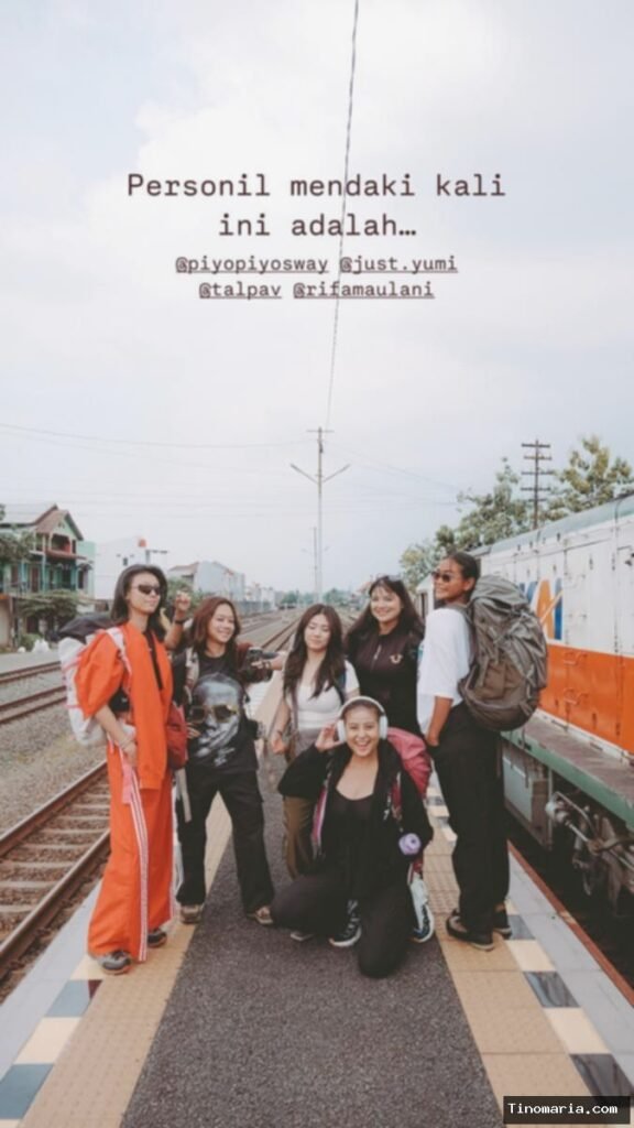 9 Potret Karin Novilda dan Sahabat Mendaki Gunung Kembang, Seru!